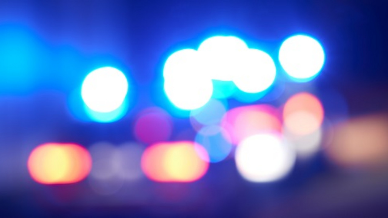 Blaulicht zweier Polizeifahrzeuge unscharf in der Nacht
