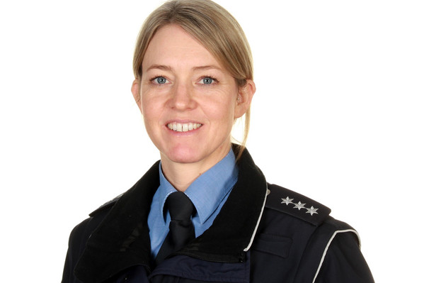 Blonde Frau in Uniform