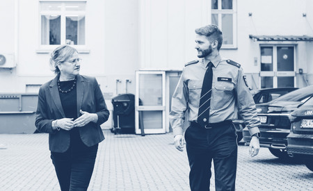 Beauftragte für Integration Polizist und eine Frau unterhalten sich