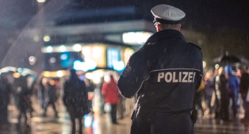 Polizist bei Demo