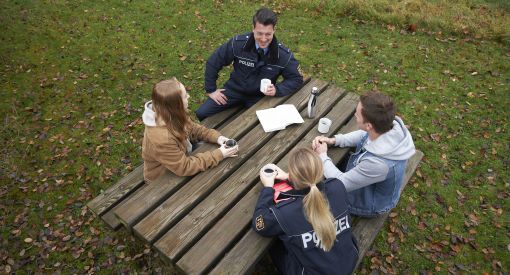 Polizisten im Gespräch mit Jugendlichen