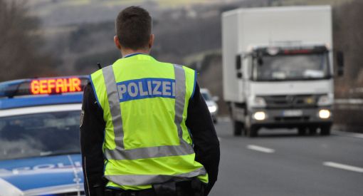 Polizist auf Autobahn