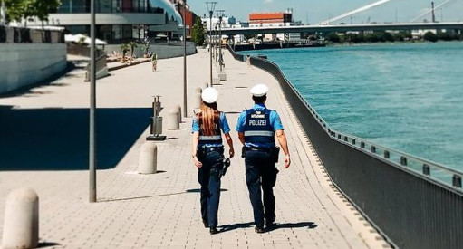 Polizisten am Rheinufer