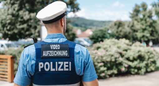 Polizist von hinten 