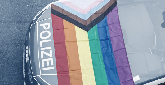 Streifenwagen mit Pride Flagge