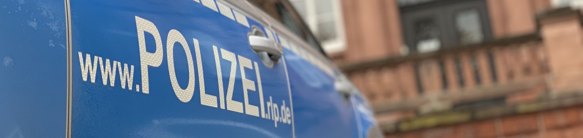 Streifenwagen vor Polizeibehörde