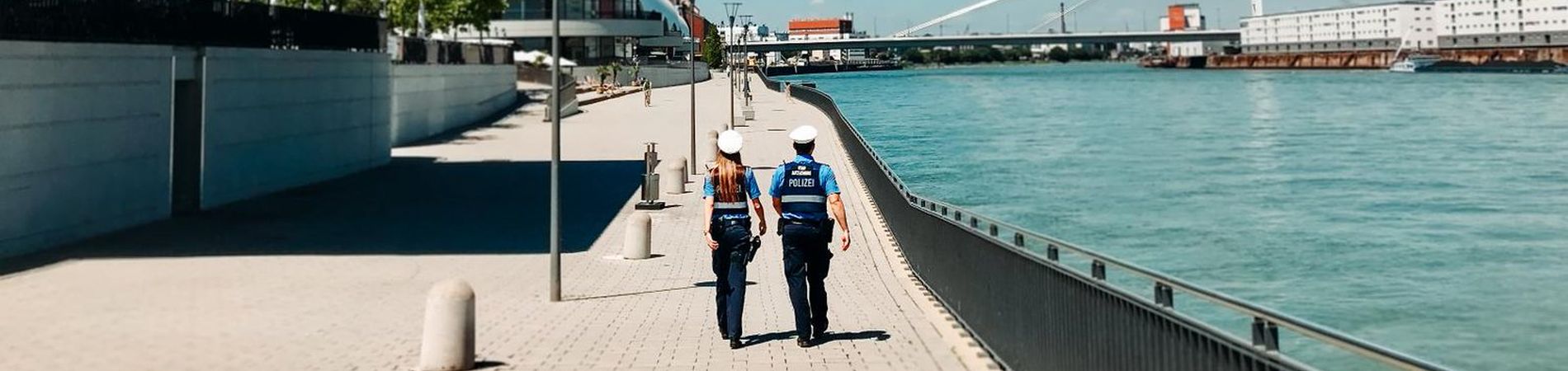 Zwei Polizisten zur Fuß auf Streife am Rheinufer