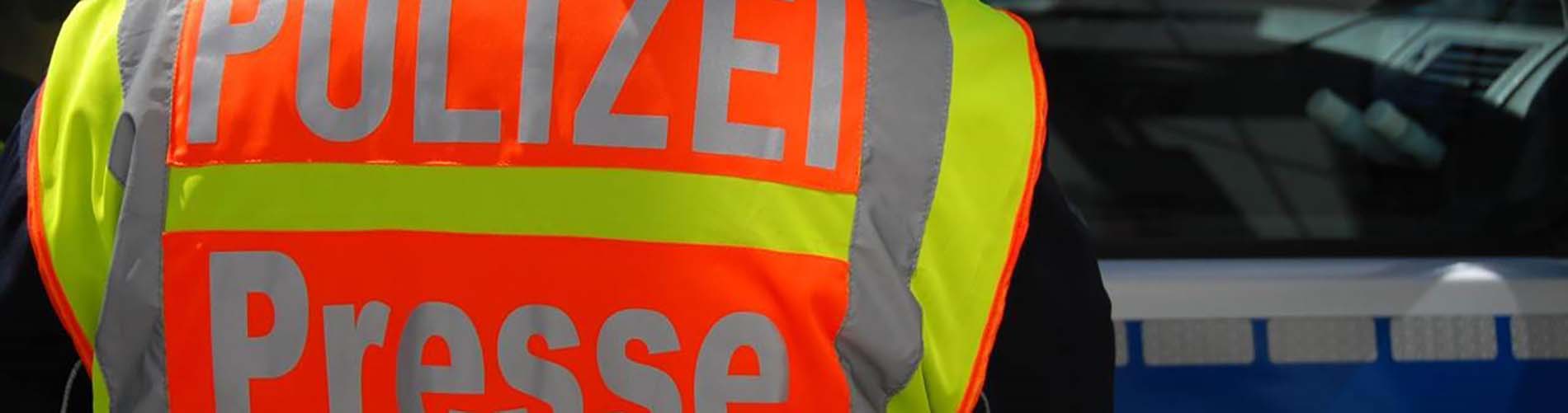 Polizist im Einsatz von hinten