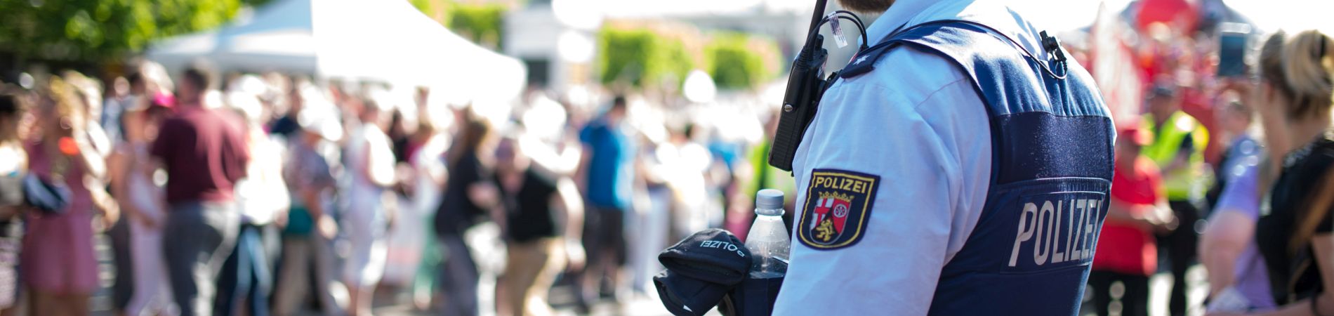 Polizist bei Veranstaltung