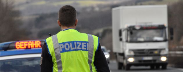 Polizist regelt Verkehr auf Autobahn nach Unfall