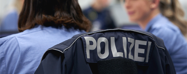 Jacke mit Aufschrift Polizei