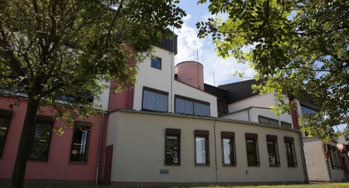 Hörsaalgebäude auf dem Campus