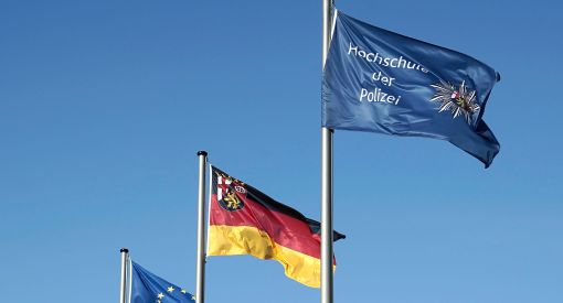 Flagge der Hochschule der Polizei weht im Wind