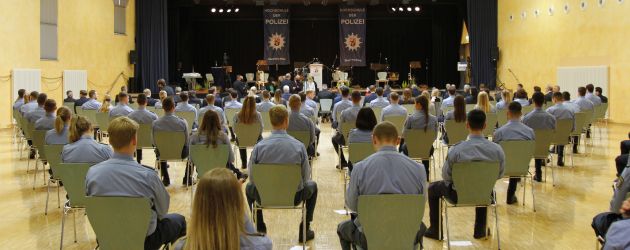 Studierende bei Vorlesung im Tagungsraum