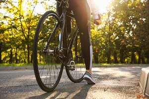 Frau auf einem FahrradMan sieht von der Frau nur die Beine.