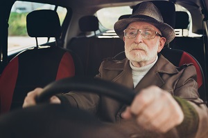 Ein älterer Mann am Steuer eines Autos