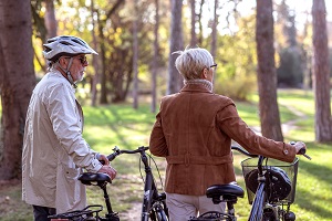 Zwei Senioren stehen neben ihrem Fahrrad