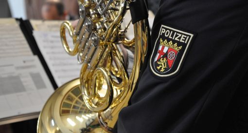 Polizist des Landespolizeiorchesters spielt Instrument