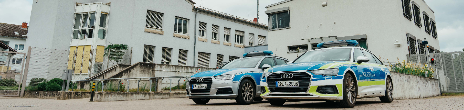 Zwei Streifenwagen vor der Dienstgebäude der Polizeiinspektion Germersheim