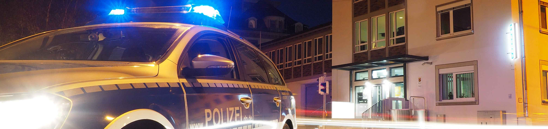 Streifenwagen vor Polizeiinspektion Frankenthal bei Nacht