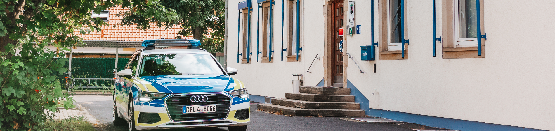 Streifenwagen vor der Polizeiinspektion Haßloch