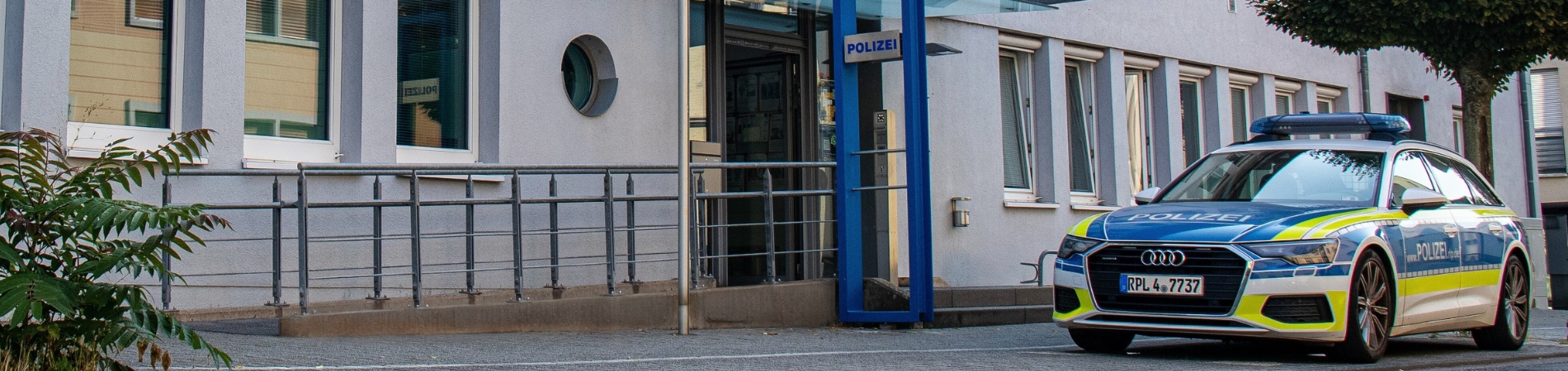 Streifenwagen vor dem Polizeigebäude