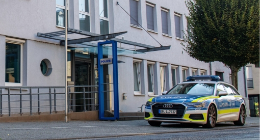 Streifenwagen vor dem Polizeigebäude