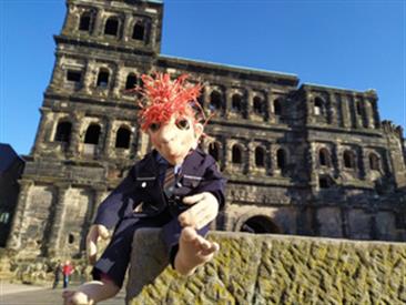 Puppe vor der Porta Nigra