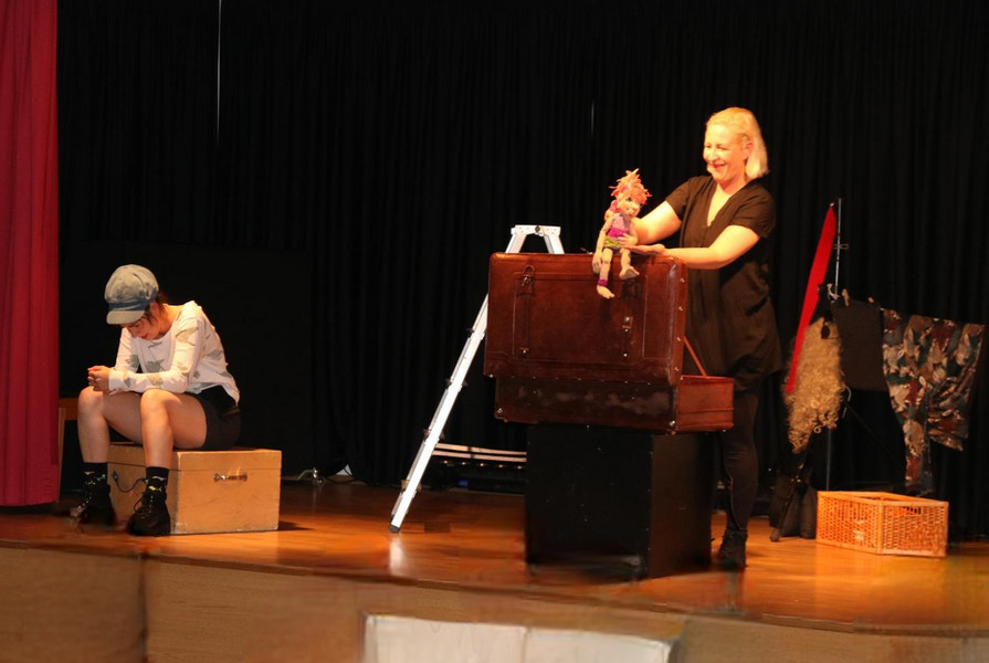 Isabelle Groß de Garcia und Tara Lindow bei Vorstellung