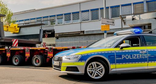 Streifenwagen bei Straßenabsicherung